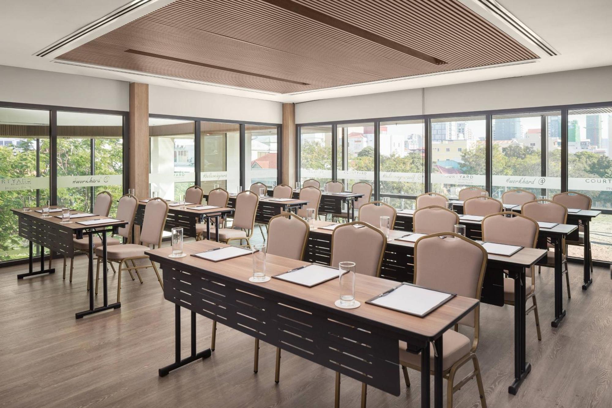 Hotel Courtyard By Marriott Phnom Penh Exterior foto